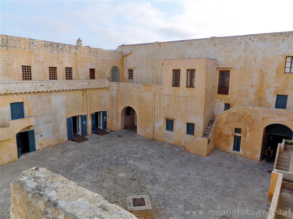 Gallipoli (Lecce) - Cortile interno del Castello Angioino visto dal piano superiore